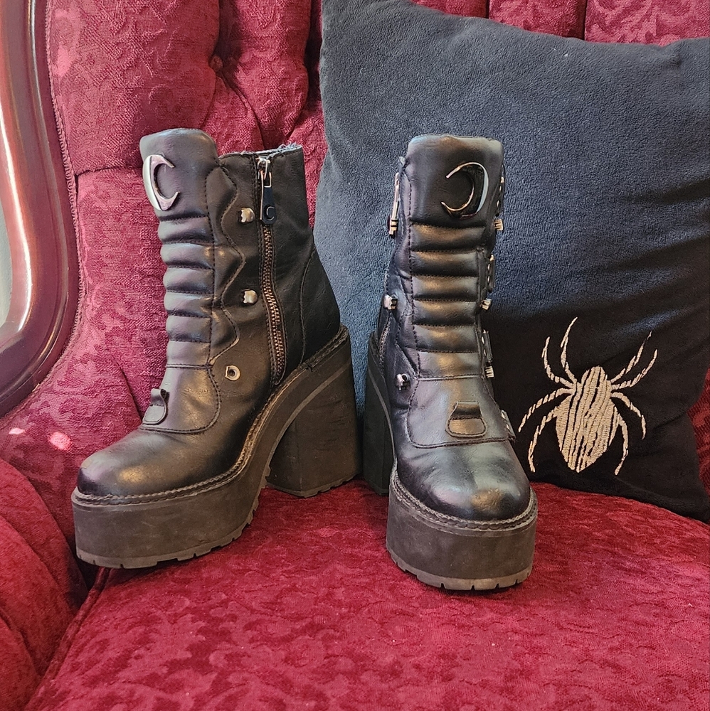Broom Rider Boots